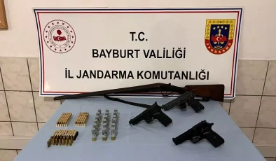 Bayburt’ta Kaçakçılık Operasyonu: 3 Tabanca ve Tüfek Ele Geçirildi